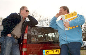 Trekauto overleg tussen Bert en Menno (foto Rob Hornstra)