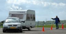 Bijrijder wijst aan waar de caravan naar toe moet