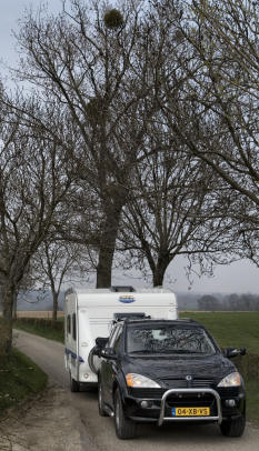 Na een lange dag Autoroute valt dat laatste stukje naar de camping soms niet mee...