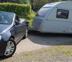 Niet alleen de caravan, maar ook de auto laten scharen is een beproefde methode om makkelijker weg te komen