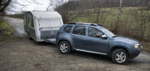 Dacia Duster tijdens het Midwinter Experience van Caravantrekker.nl