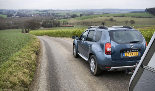 Caravantrekker Dacia Duster op de Gulperberg