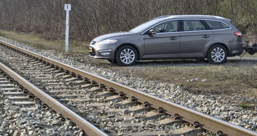 Trekauto Mondeo, spoort als een trein